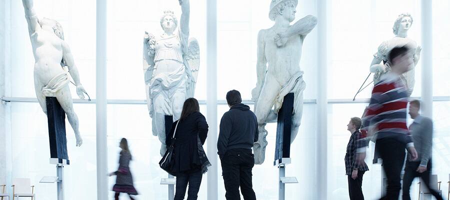 Observa los objetos de arte moderno mientras descubres la cultura de la región.